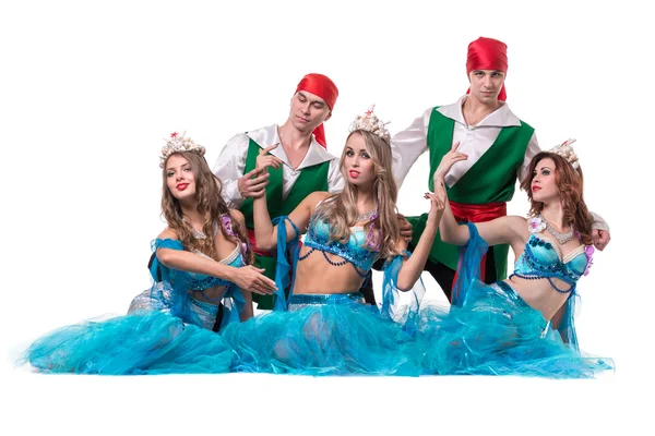 Als Meerjungfrauen und Piraten verkleidete Karnevalstänzerinnen. isoliert auf weißem Hintergrund in voller Länge. — Stockfoto