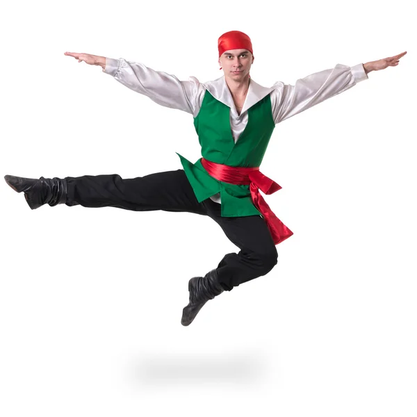 Dansende man draagt een piraat kostuum springen, geïsoleerd op wit in volle lengte. — Stockfoto