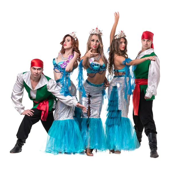 Equipo de bailarines de carnaval vestidos de sirenas y piratas. Aislado sobre fondo blanco en longitud completa . — Foto de Stock