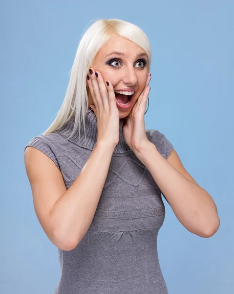 Portrait rapproché de jeune femme surprise sur fond bleu — Photo