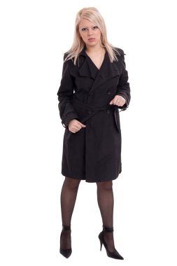 Tam uzunlukta siyah giysili seksi sarışın genç kadın portresi