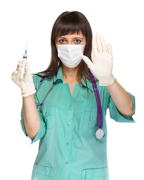 Médico ou enfermeiro em máscara facial e jaleco segurando seringa. Isolado sobre branco . — Fotografia de Stock