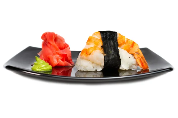 白で伝統的な新鮮な寿司をロールバックします。 — ストック写真