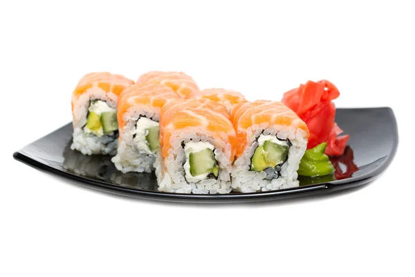 Traditionnel frais japonais sushi rouleaux sur un blanc — Photo