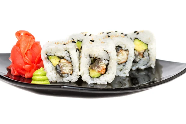 Tradicionales rollos de sushi japonés fresco en un blanco —  Fotos de Stock