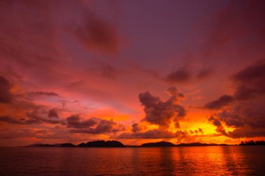 Gün batımında gökyüzü ve bulutlarla dolu. Dramatik bir gökyüzü. Alacakaranlıktaki deniz manzarası. atmosfer tropikal
