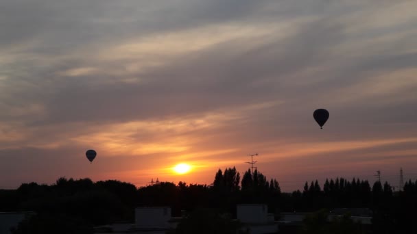 Montgolfier am Himmel — Stockvideo