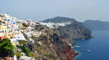 Kayalık sahildeki Thira şehri, Santorini, Yunanistan.