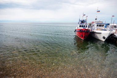 Gemilerin rıhtımından Baykal Gölü manzarası, Listvyanka, Rusya.
