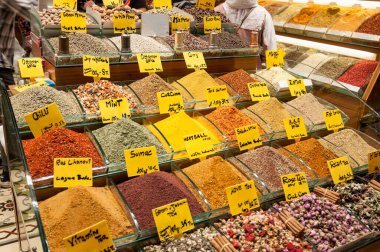 İstanbul pazarında baharatlar ve aromalı çaylar.
