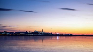 Rusya 'da, gün batımında nehrin buzundan Kazan Kremlin manzarası.