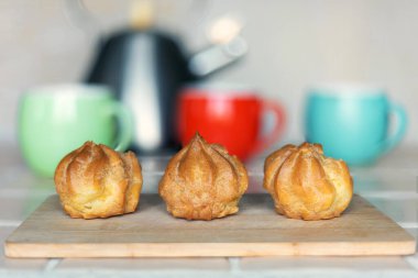 Tahtada ev yapımı profiterol kekleri, seçici odaklanma..