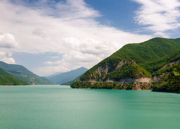 Zhinvali reservoir in the Caucasus mountains in autumn. — Stock Photo, Image