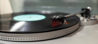 Vinil disk oynatıcının pikap başı, alanın yüzeysel derinliği.