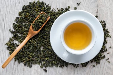 Beyaz fincanda demlenmiş çay, arka plan..