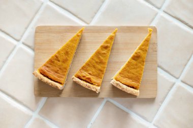 Tahta üzerinde ev yapımı balkabağı turtası, arka plan..