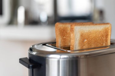 Tost makinesinde iki dilim kızarmış ekmek..