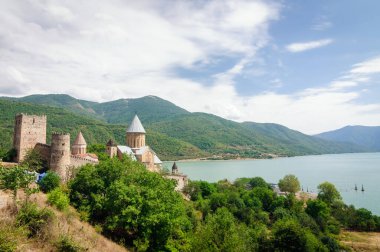 Gürcistan 'ın Aragvi Nehri' ndeki eski Ananuri kalesi manzaralı..