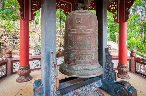 Una campana en un monasterio budista, Vietnam. — Foto de Stock