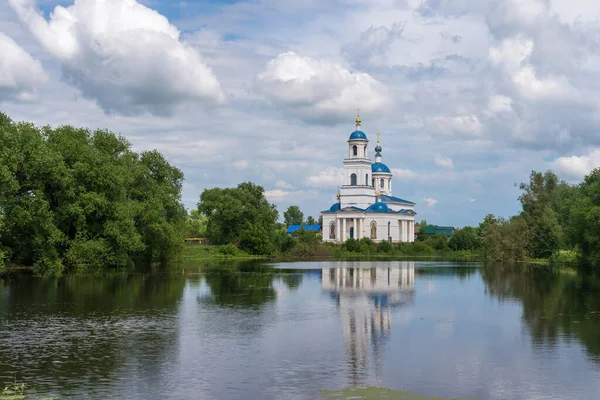 Church of the Intercession of the Most Holy Theotokos on the shore of a pond in the village of Glukhovo, Russia. — Stock Photo, Image