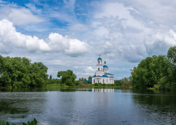 Temple on the shore of the pond, Church of the Intercession of the Most Holy Theotokos, Russia. — Stock Photo, Image