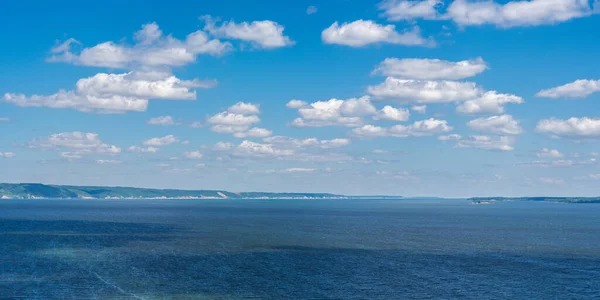 Utsikt över vattenområdet i Volga floden, Ryssland. — Stockfoto