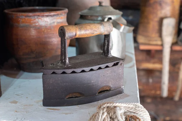 Ferro antigo em uma casa de campo, profundidade rasa de campo. — Fotografia de Stock