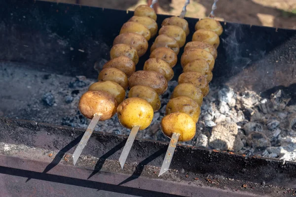 Cocinar patatas en la parrilla, enfoque selectivo. — Foto de Stock