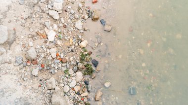 Nehir kıyısının üst manzarası Su ve kum sınırı