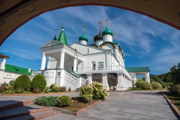 Вид через арку на Вознесенский собор, Нижний Новгород, Россия. — стоковое фото