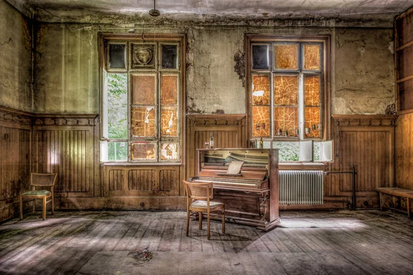 Vecchio pianoforte in una casa abbandonata — Foto Stock