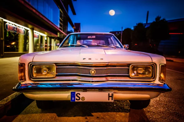 Ford oldtimer na rua — Fotografia de Stock