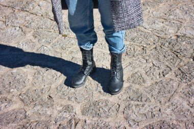 İspanya, Mallorca 'da Valldemosa' nın klasik kasabasında kot pantolon ve siyah beyaz ceketli genç bir manken..