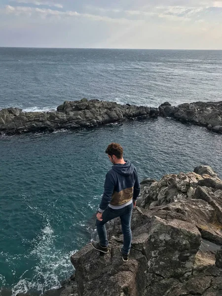 Vista Dietro Modello Ragazzo Fronte Mare Pacifico Con Rocce — Foto Stock