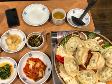 Güney Kore 'de baharatlı yemekler, et ve sebzeli sulu şehriye.