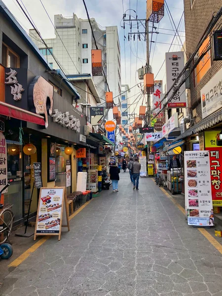 Utsikt Över Sydkoreas Gata Med Banderoller Och Signaler Ryska Restauranger — Stockfoto