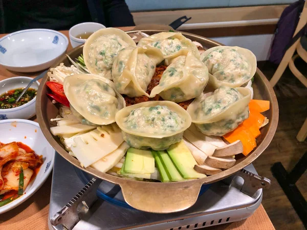 Comida Picante Corea Del Sur Fideos Con Albóndigas Wan Tun —  Fotos de Stock