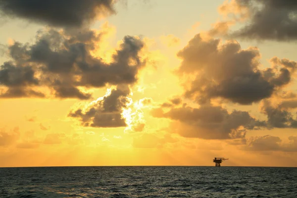 Plataforma de construcción offshore para la producción de petróleo y gas, industria del petróleo y gas y trabajo duro, plataforma de producción y proceso de operación por función manual y automática . —  Fotos de Stock