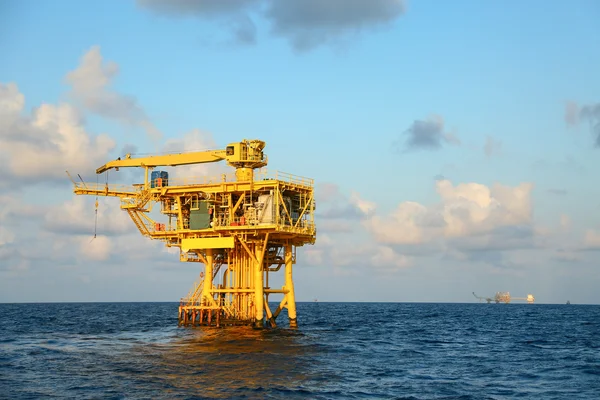 Plataforma de construcción offshore para la producción de petróleo y gas, industria del petróleo y gas y trabajo duro, plataforma de producción y proceso de operación por función manual y automática . — Foto de Stock