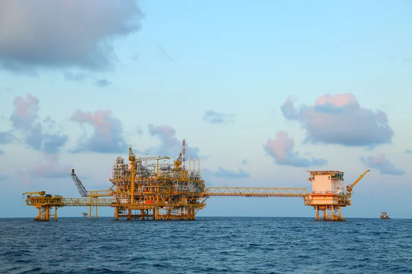 Plataforma de construcción offshore para la producción de petróleo y gas, industria del petróleo y gas y trabajo duro, plataforma de producción y proceso de operación por función manual y automática . — Foto de Stock