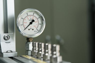 Monitör durumu için petrol ve gaz üretim süreci, sanayi iş, sanayi arka plan ve ölçüm yakından kısas ölçer basınç göstergesi.