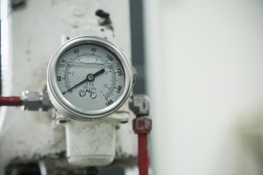 Monitör durumu için petrol ve gaz üretim süreci, sanayi iş, sanayi arka plan ve ölçüm yakından kısas ölçer basınç göstergesi.