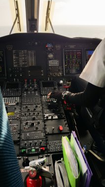 Pilot ve yardımcı pilot kokpit kurumsal düzlemde, Pilot işlemi Denetim Masası ile.