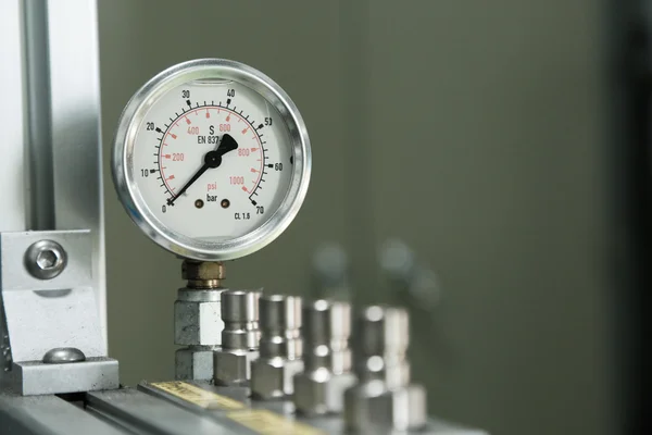 Manómetro en el proceso de producción de petróleo y gas para la condición del monitor, El manómetro para la medida en el trabajo de la industria, Fondo de la industria y calibre de primer plano . — Foto de Stock