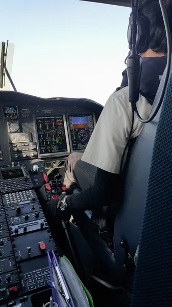 Piloto e co-piloto em avião corporativo no cockpit, operação piloto com painel de controle . — Fotografia de Stock