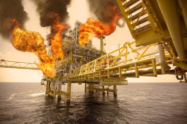 Offshore petrol ve gaz durumunda ya da sıcak resim stili acil durumda yangın, itfaiye işlemi denetlemek için petrol ve gaz üretim platformunda, offshore en kötü durum ateş ve yangın, denize adam düştü kontrol edemez.
