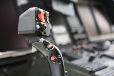 Bir yolcu uçağı içinde pilotların kontrol paneli, uçağın kontrol paneli.