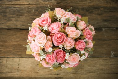 Plastik çiçekler vintage resim stili, ev iç ekipmanları, ahşap arka plan sette çiçek ahşap arka plan ile. El yapımı.