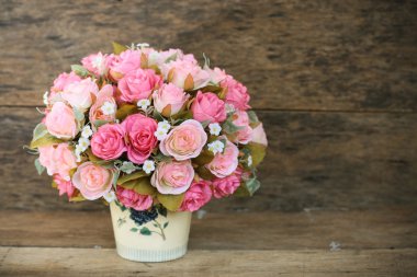 Plastik çiçekler vintage resim stili, ev iç ekipmanları, ahşap arka plan sette çiçek ahşap arka plan ile. El yapımı.