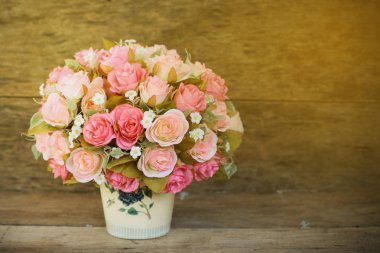 Plastik çiçekler vintage resim stili, ev iç ekipmanları, ahşap arka plan sette çiçek ahşap arka plan ile. El yapımı.